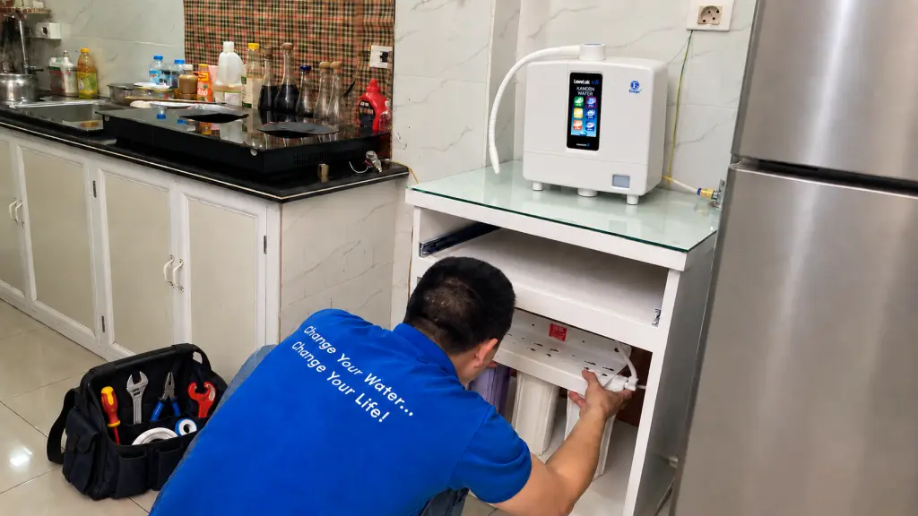 Kỹ thuật đang lắp đặt máy kangen k8
