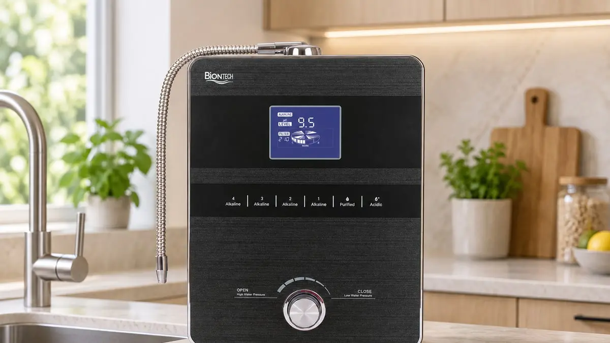Máy lọc nước ion kiềm Biontech BTM-303D đặt trên mặt bếp hiện đại