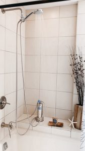 Vòi sen lọc nước Anespa DX của Enagic lắp đặt thực tế, nước đang chảy